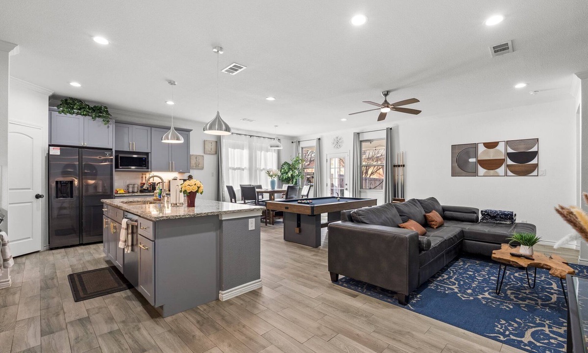 South Arlington House | City Escape: Contemporary Home Mins from Six Flags and Stadiums.