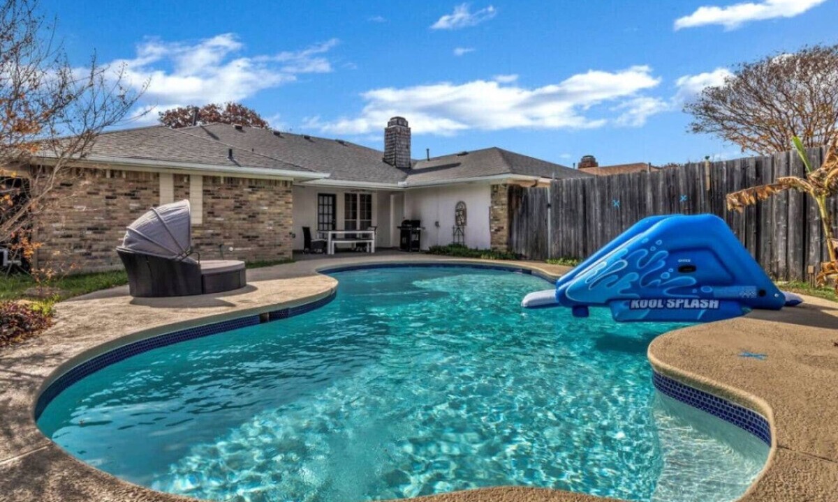 Plano House | City Gem: 4BR w/POOL! Sleeps 8