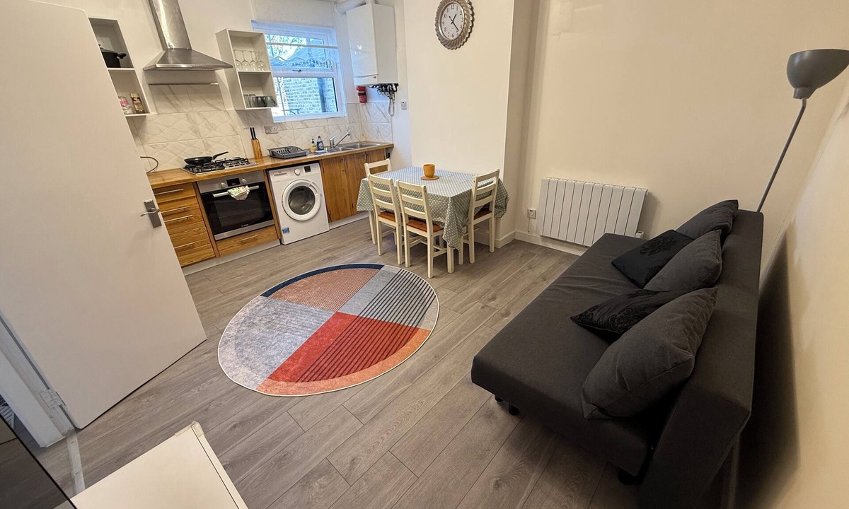 Enfield Highway Apartment | City Hideaway