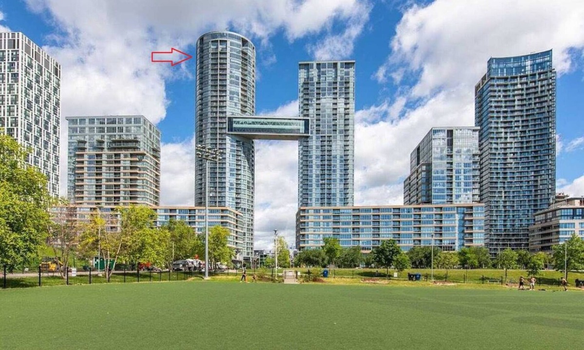 Bathurst Quay Condo | City & Lake View at level 48+1 Underground Park.