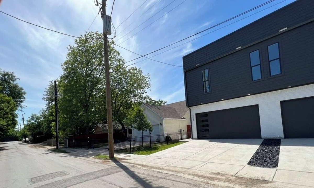 South Dallas - Fair Park House | City Oasis: Modern 2-Story Haven near Downtown Dallas