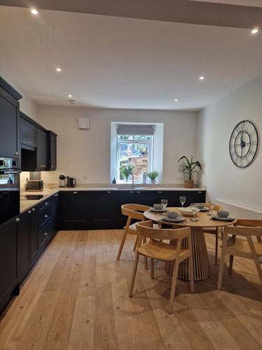 Tillicoultry Apartment | City Residence Free Parking