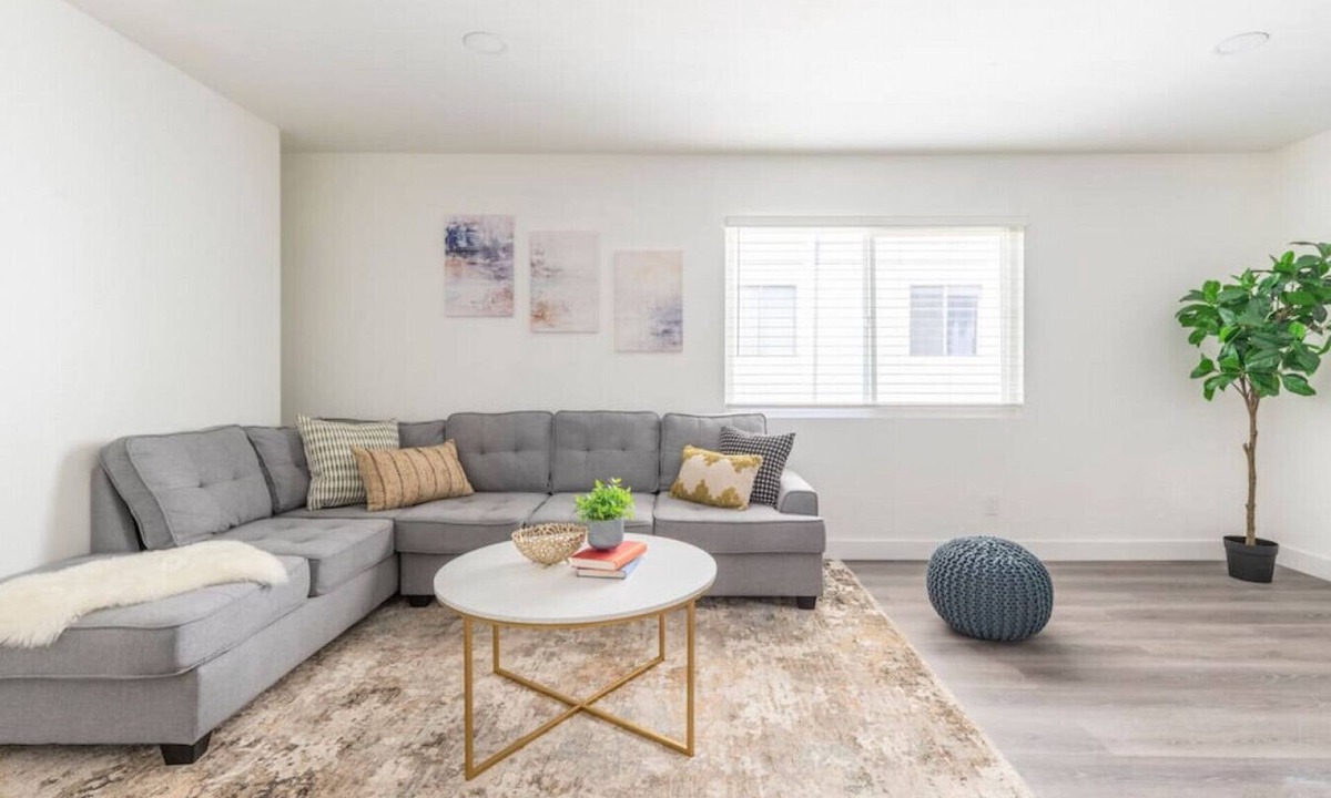 Alhambra Condo | City Retreat: King Bed+ Mins to DT