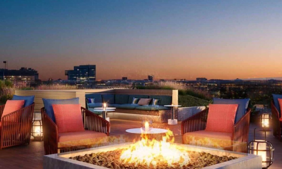 East Cambridge Apartment | City Skyline w King Bed, Pool Gym Wi-Fi & Parking