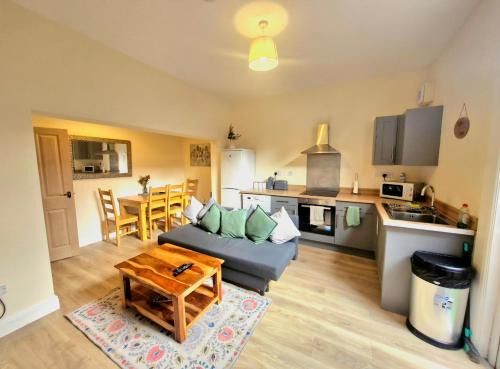 Pontrilas Apartment | City Stay - free parking