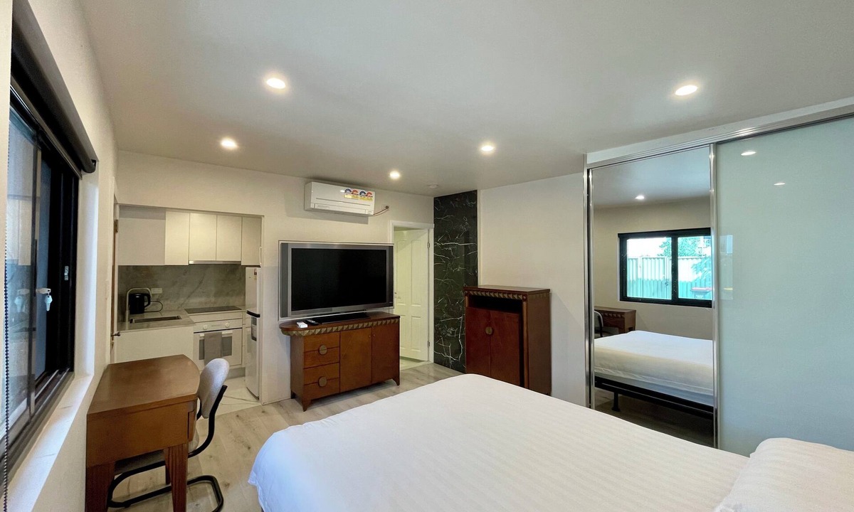Marrickville Apartment | City Studio Private bathroom and private kitchen