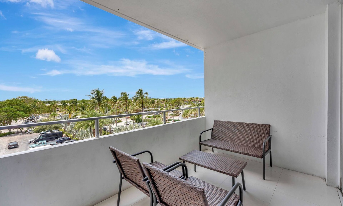 Galt Mile Apartment | City View Efficiency