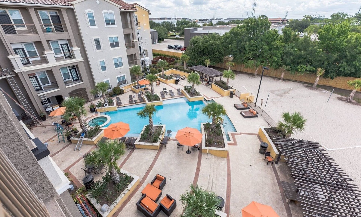Washington Ave./ Memorial Park Apartment | City View & Poolview Apartment with full kitchen by RedAwning