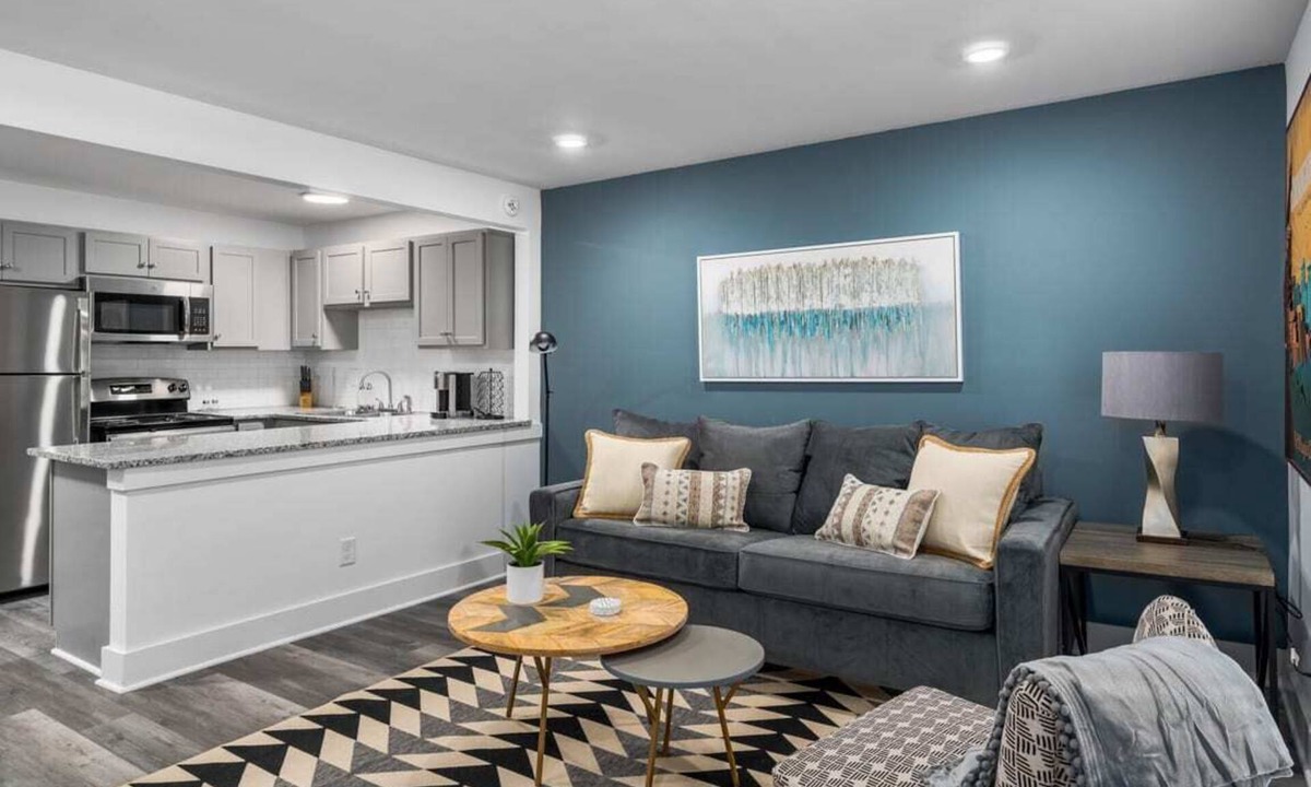 Forest Park Apartment | City Views - Comfy King Bed - Location!