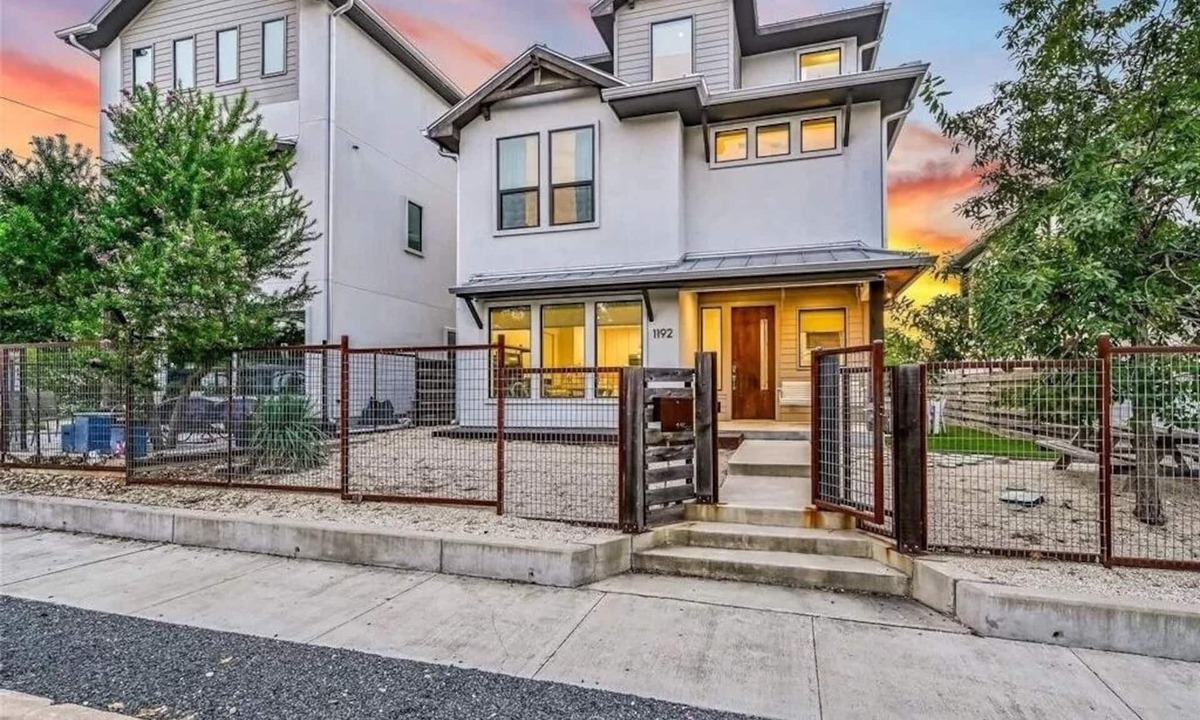 Swede Hill House | Cityscape Retreat | Sleeps 14 | City Views + Grill