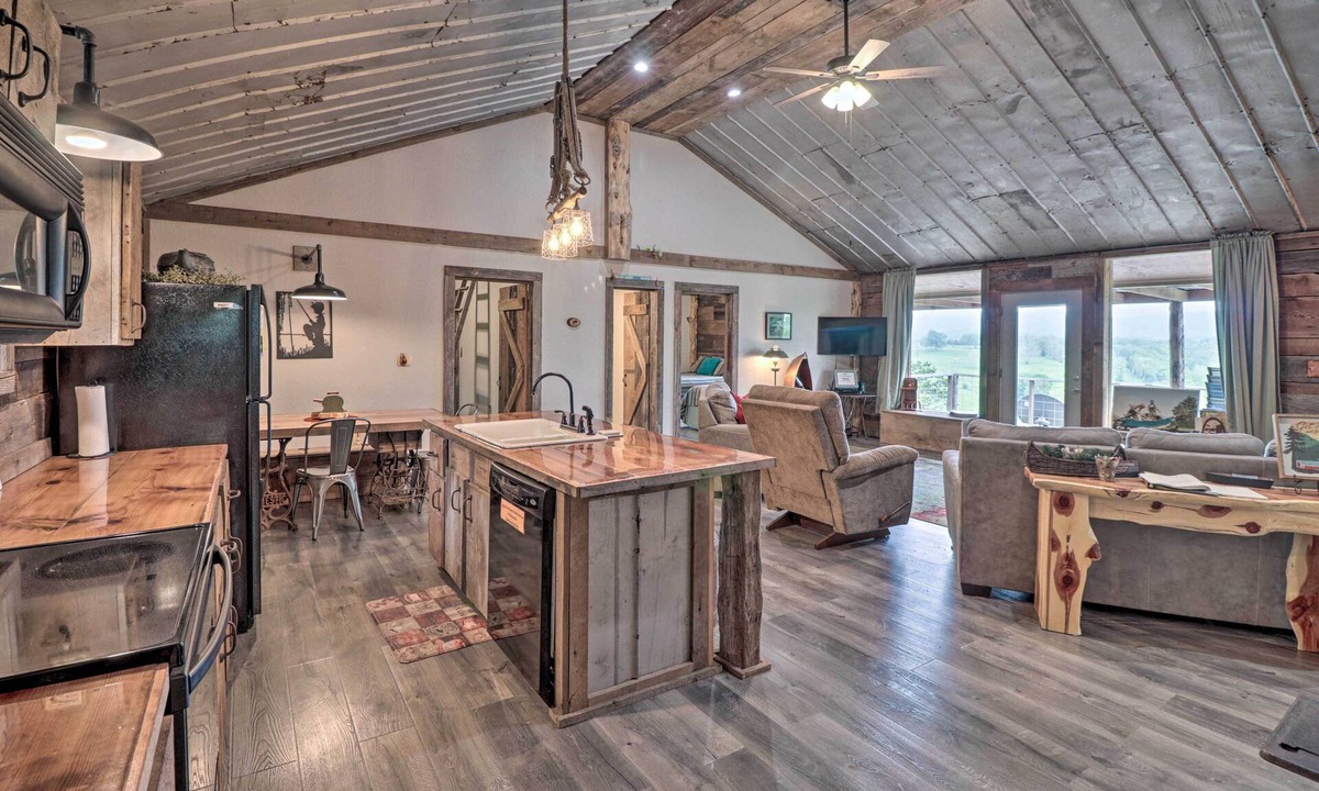 Flippin Cabin | 'CJ's Crooked Hideaway' - Secluded Retreat!