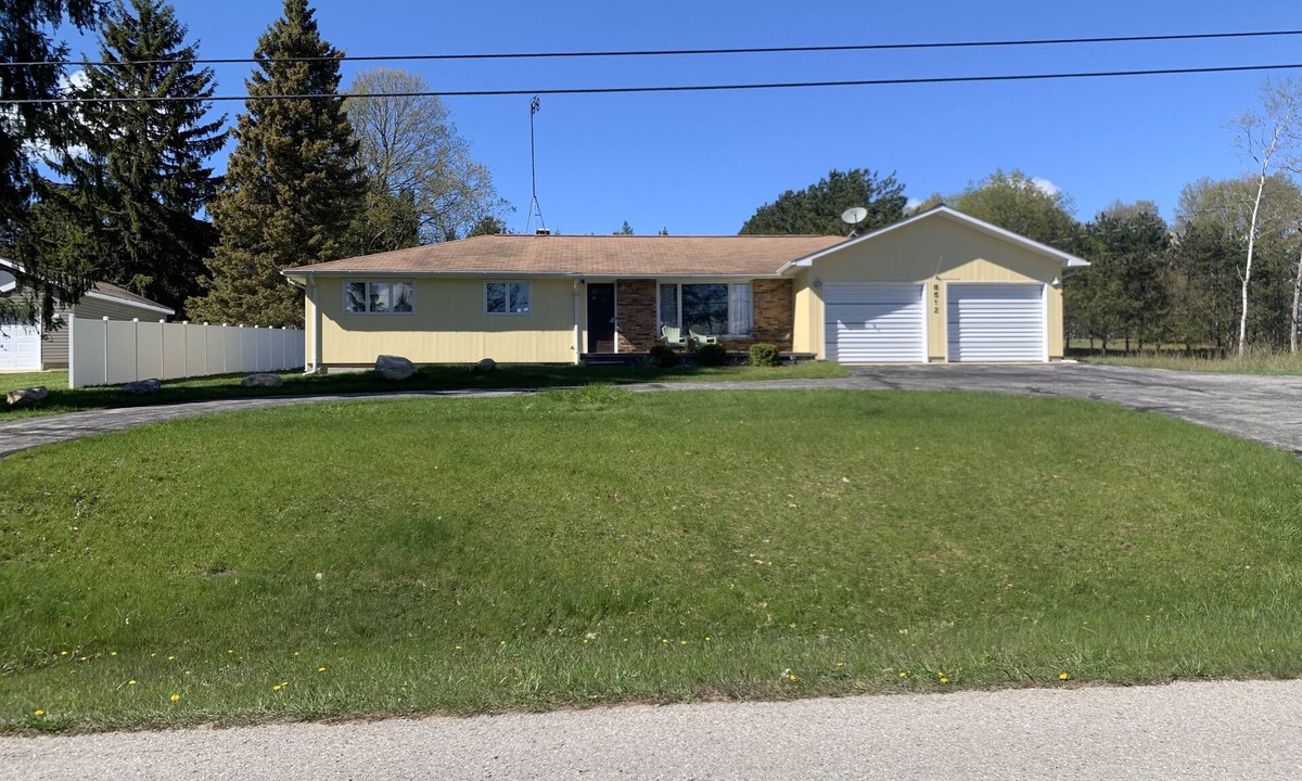 Bellaire House | Clam Lake Access - sleeps 10. Close to Torch Lake. Between Bellaire and Alden