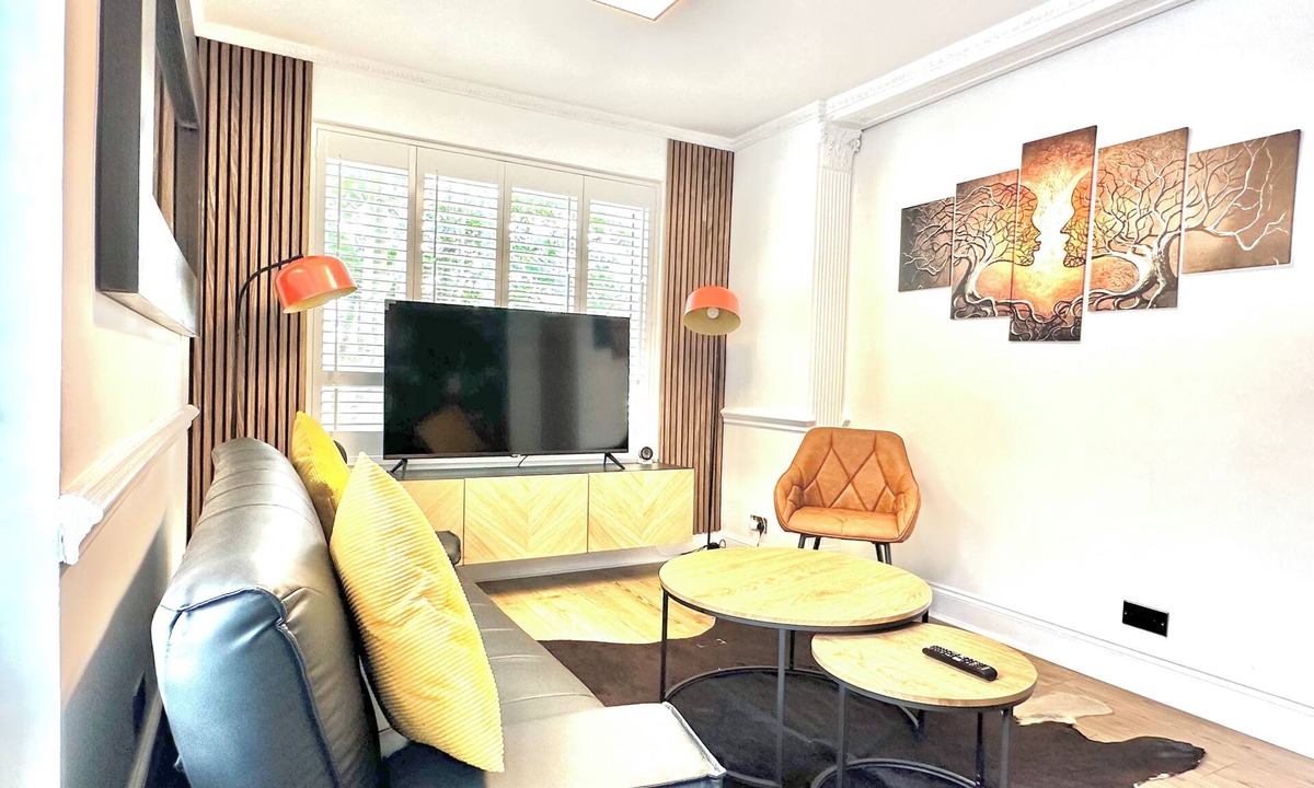 Clapham Apartment | Clapham 3-Bed Flat, Sleeps 6 with Free Parking