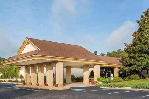 West Southern Pines Hotel | Clarion Inn Southern Pines - Pinehurst