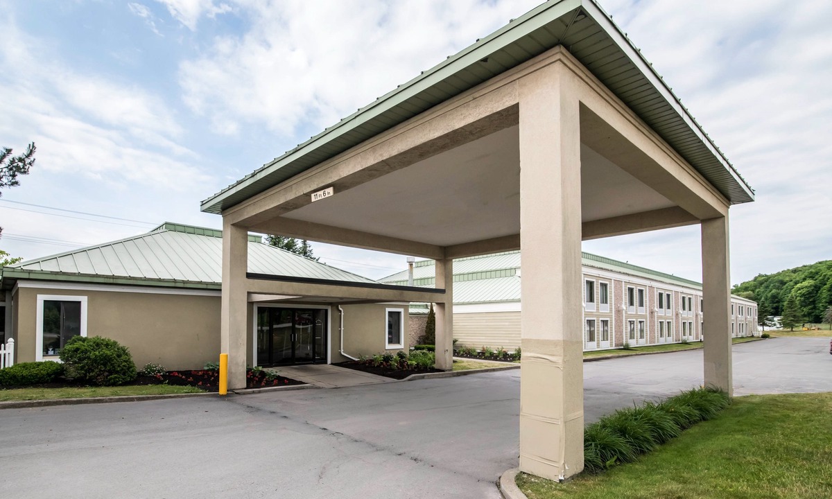 Cortland Hotel | Clarion Inn & Suites - University Area