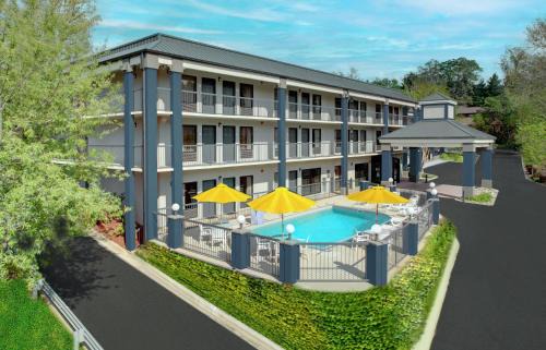 Asheville Hotel | Clarion Pointe Biltmore Village