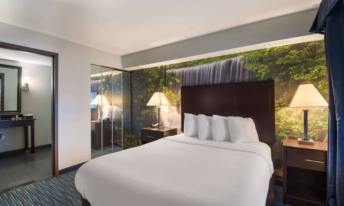 Downtown Syracuse Hotel | Clarion Pointe Downtown