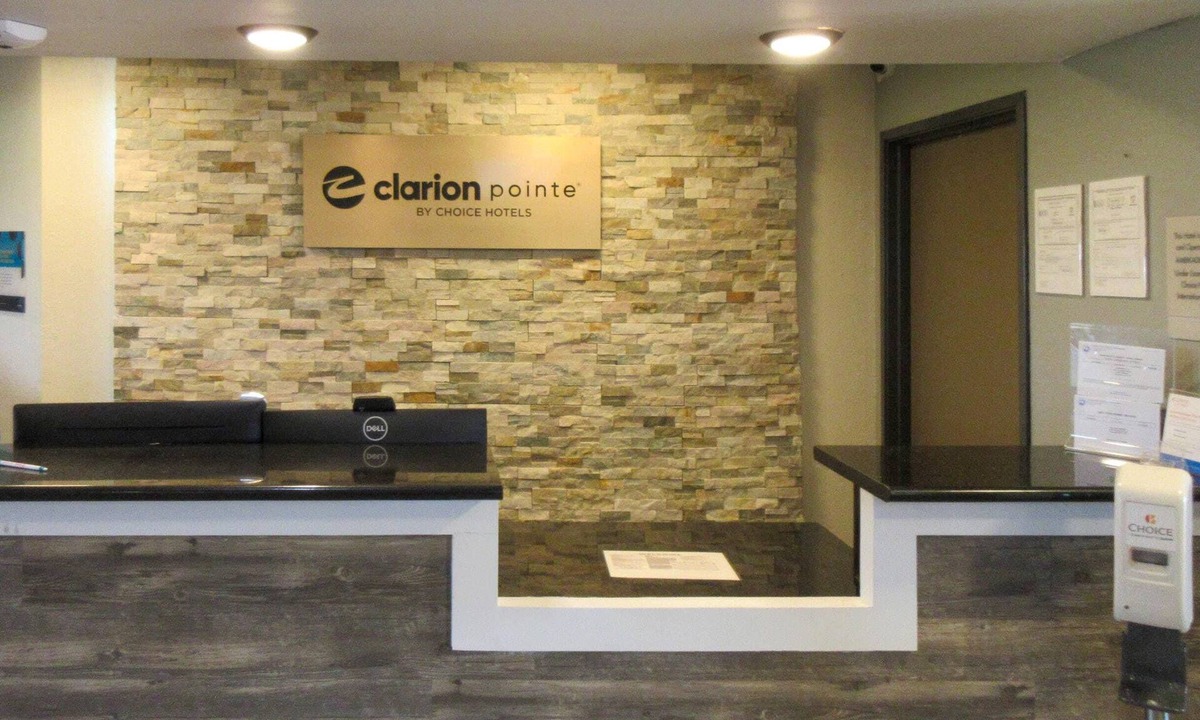 Haubstadt Hotel | Clarion Pointe Evansville North