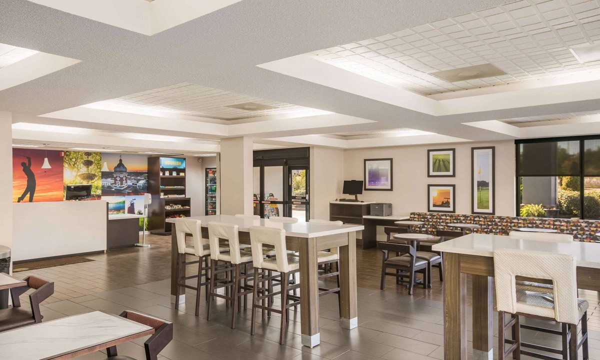 Forsyth Hotel | Clarion Pointe Forsyth I-75