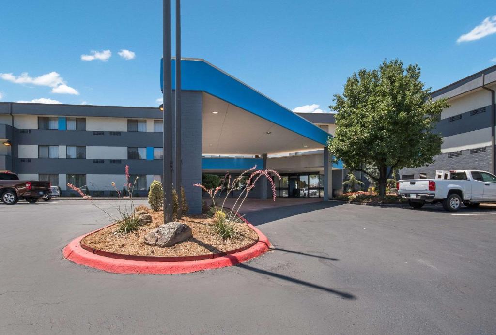 Wheatland Hotel | Clarion Pointe OKC Airport