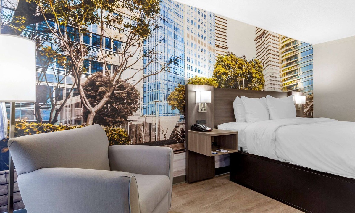 Northeast Raleigh Hotel | Clarion Pointe Raleigh Midtown