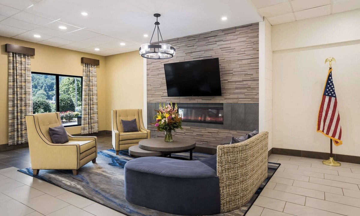 Sylva Hotel | Clarion Pointe Sylva near Cherokee Area