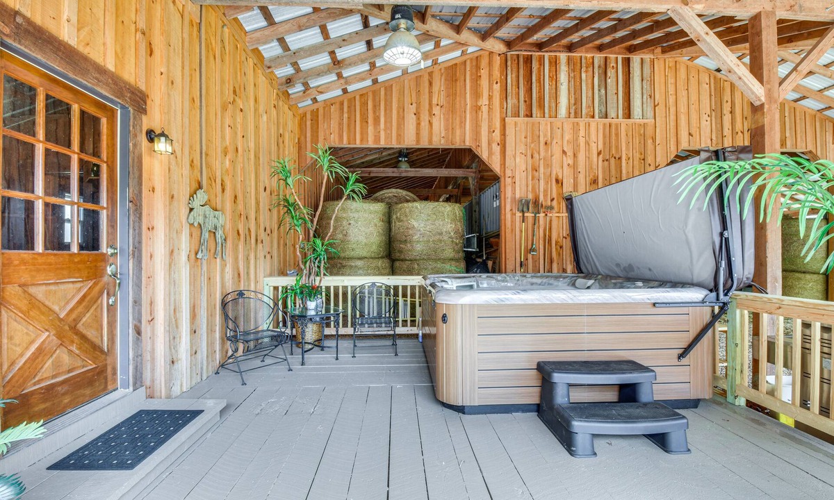 Clarkesville Cabin | Clarkesville 'Rustic Hideaway' on 38-Acre Farm!