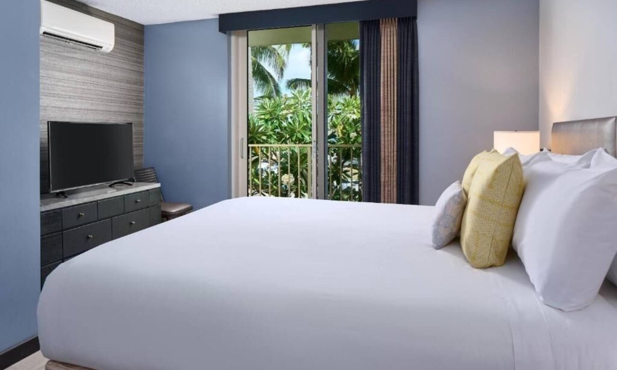 Diamond Head - Kapahulu - St. Louis Hotel | Classic 1-Bedroom Suite | Beachfront Stay with Easy Ocean Access