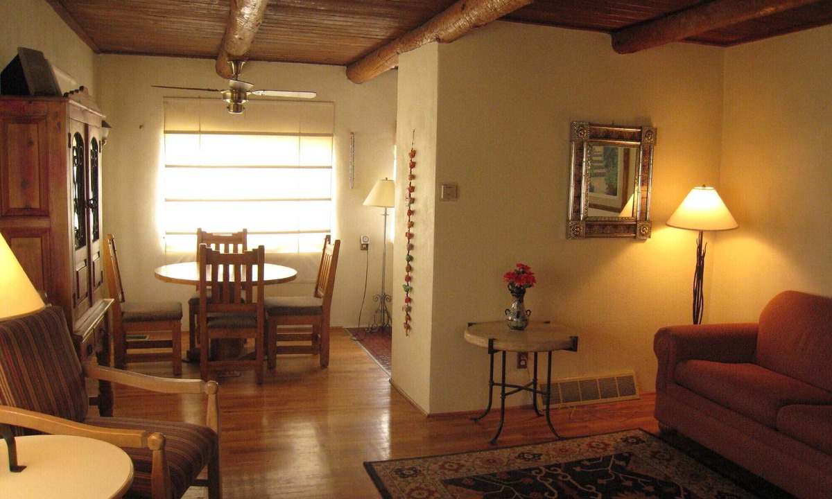 Tyrone House | Classic 1940's Adobe.Walk or Bike To Historic Downtown