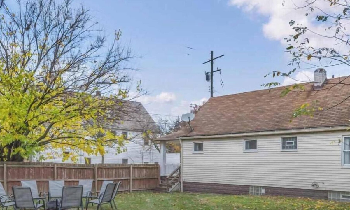 Lakewood House | Classic 4BR Bungalow | Near Edgewater Beach
