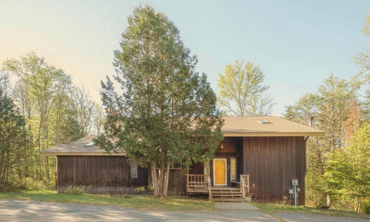 Ludlow House | Classic 5-BR Vermont Ski Home | 5 Min to Okemo