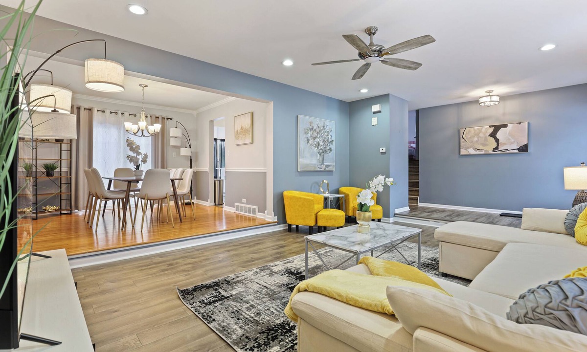 Naperville House | Classic: 5BR-3BT Spacious Modern House!