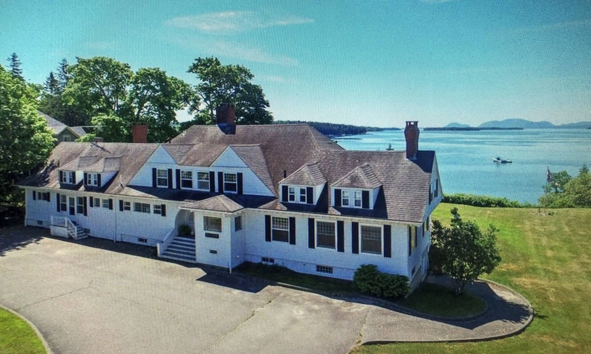 Sullivan House | Classic and Spacious Maine Waterfront Retreat