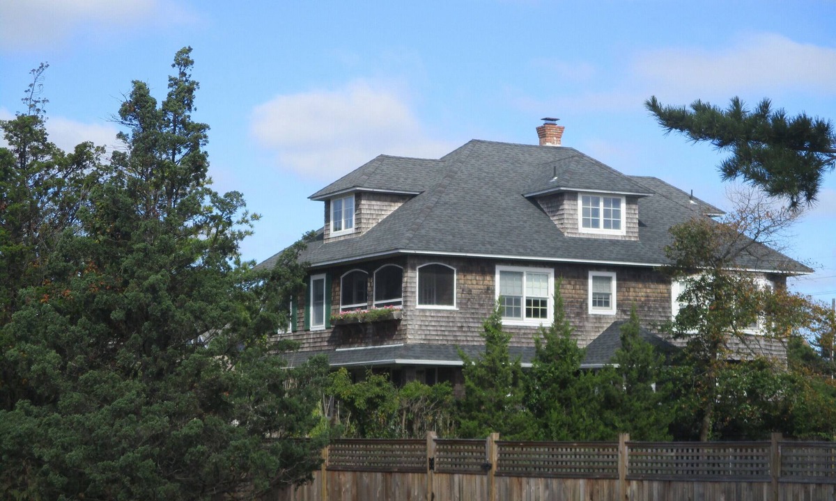 Avon House | Classic Bayheader with Pool & 4 minute Walk to Beach