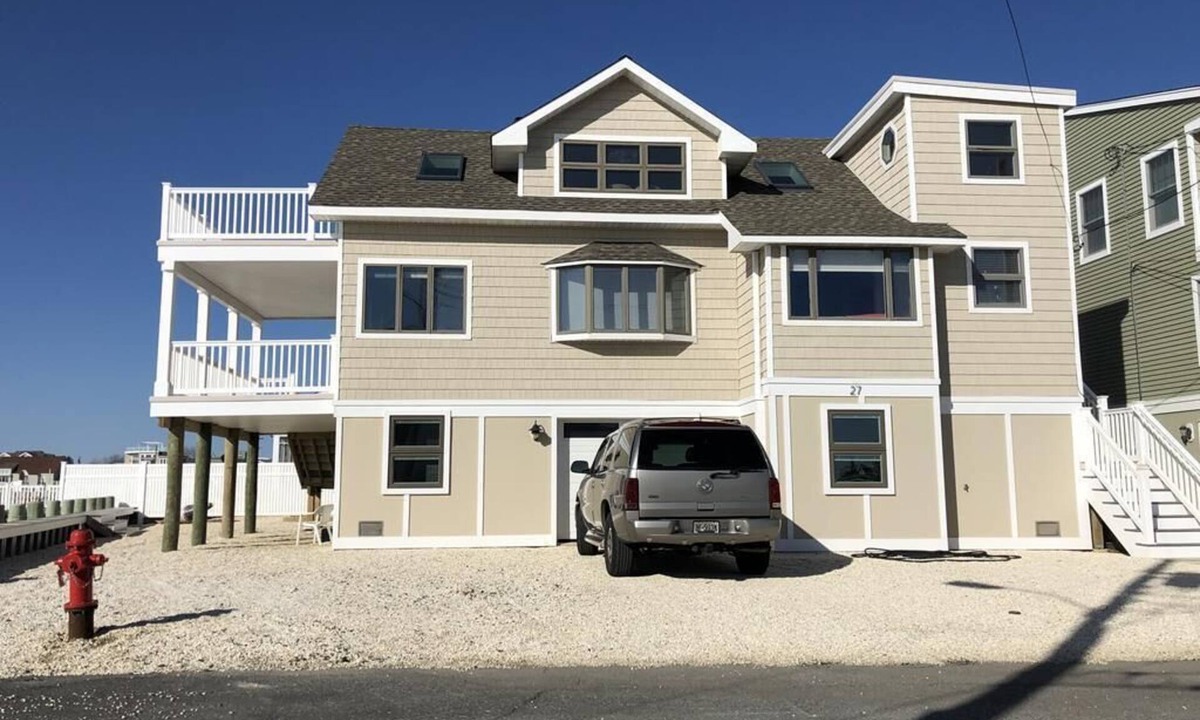 Beach Haven Gardens Apartment | Classic beach house on the bay