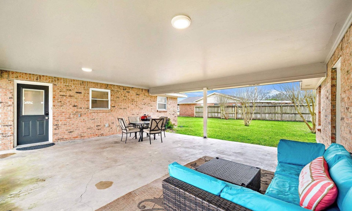 La Porte House | Classic Beach Retreat: Sylvan Beach|Coastal Views