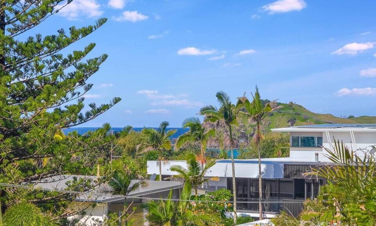 Cabarita Beach House | Classic Caba - Oceanview 5 Bedder by uHoliday