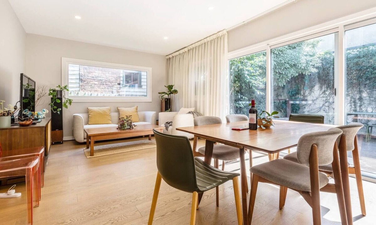 Flemington House | Classic Comforts Moments to Flemington Racecourse