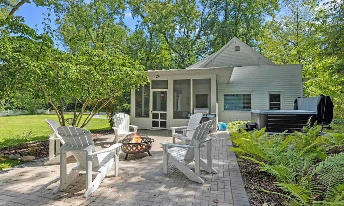 Lakeside House | Classic Cottage w/Hot Tub, Steps from the Beach