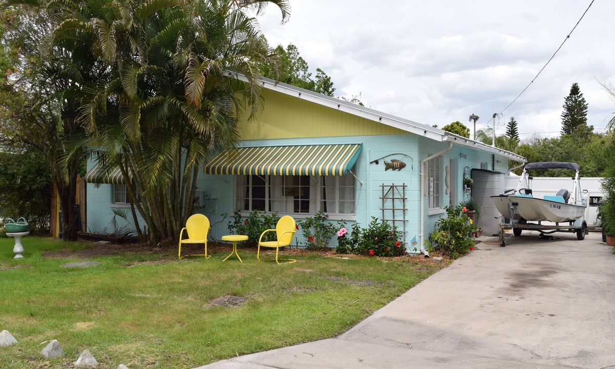 Ruskin House | Classic fishing cabin with free kayaks/boats!Close to beach! Dock your boat n/c!