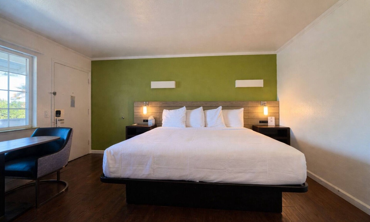 Munras Avenue Hotel | Classic King Room - Sleeps 2