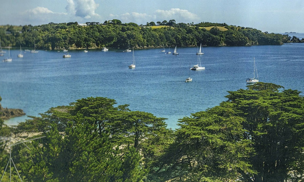 Oneroa House | Classic Kiwi Bach by the Beach