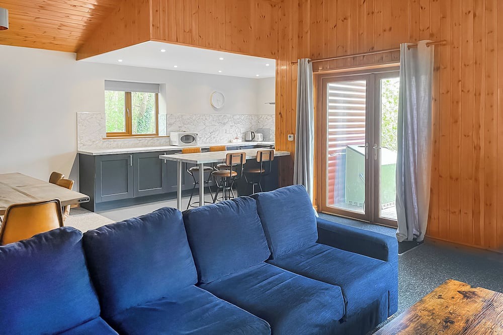 Ancaster Ski Chalet | Classic Lakeview Lodge 6