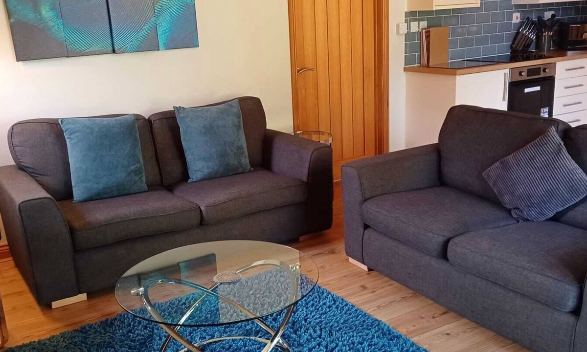 Little Stukeley Apartment | Classic Lodge with Lake View