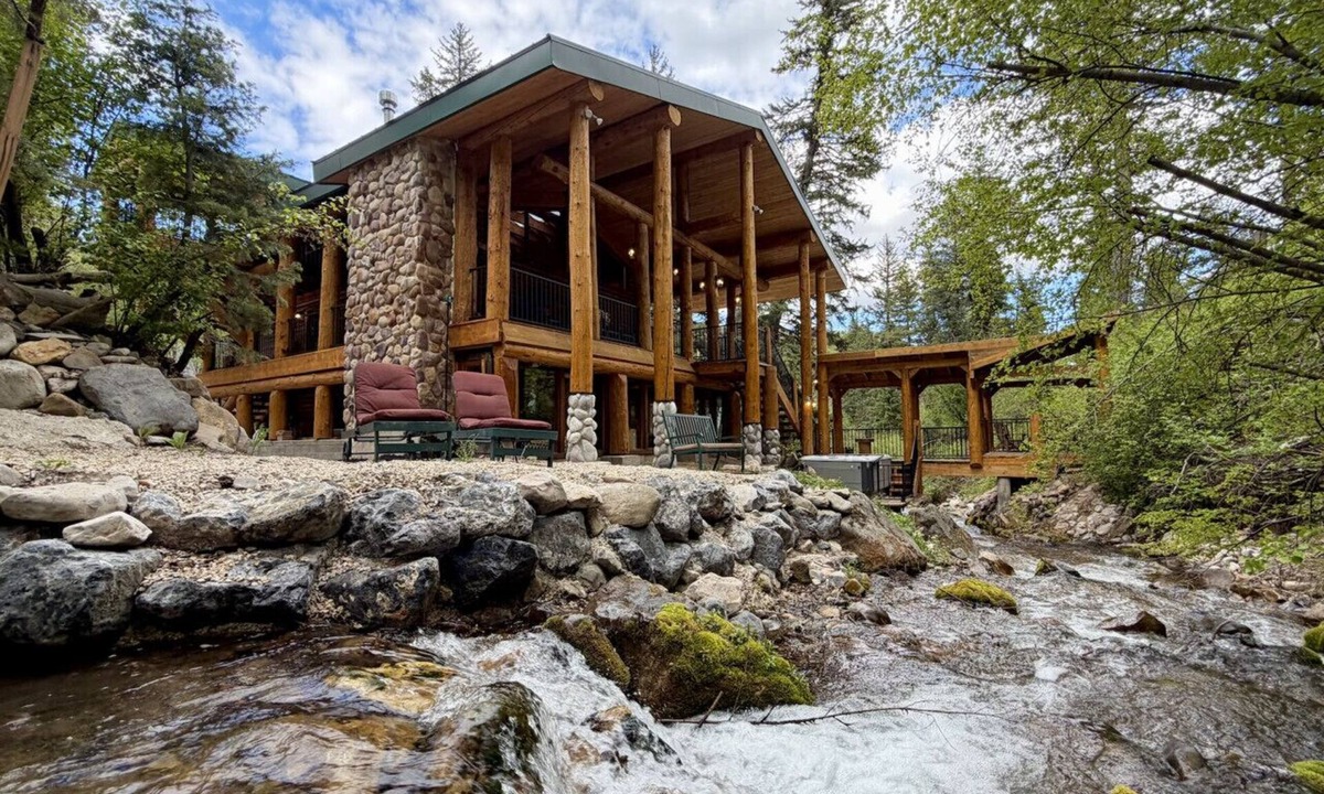 Sundance Cabin | Classic mountain retreat Right on the stream Hot tub Wood-burning stove Set in Sundance Canyon
