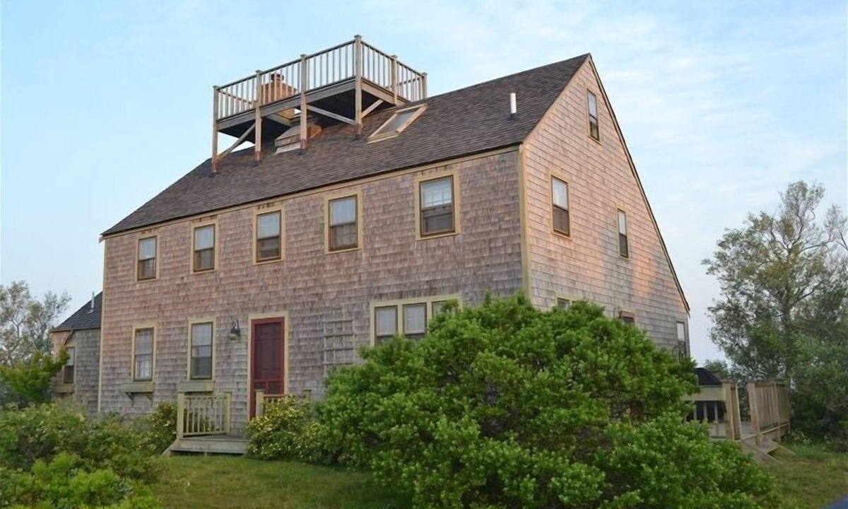 Dionis House | Classic Nantucket Charmer with Panoramic Dionis Views