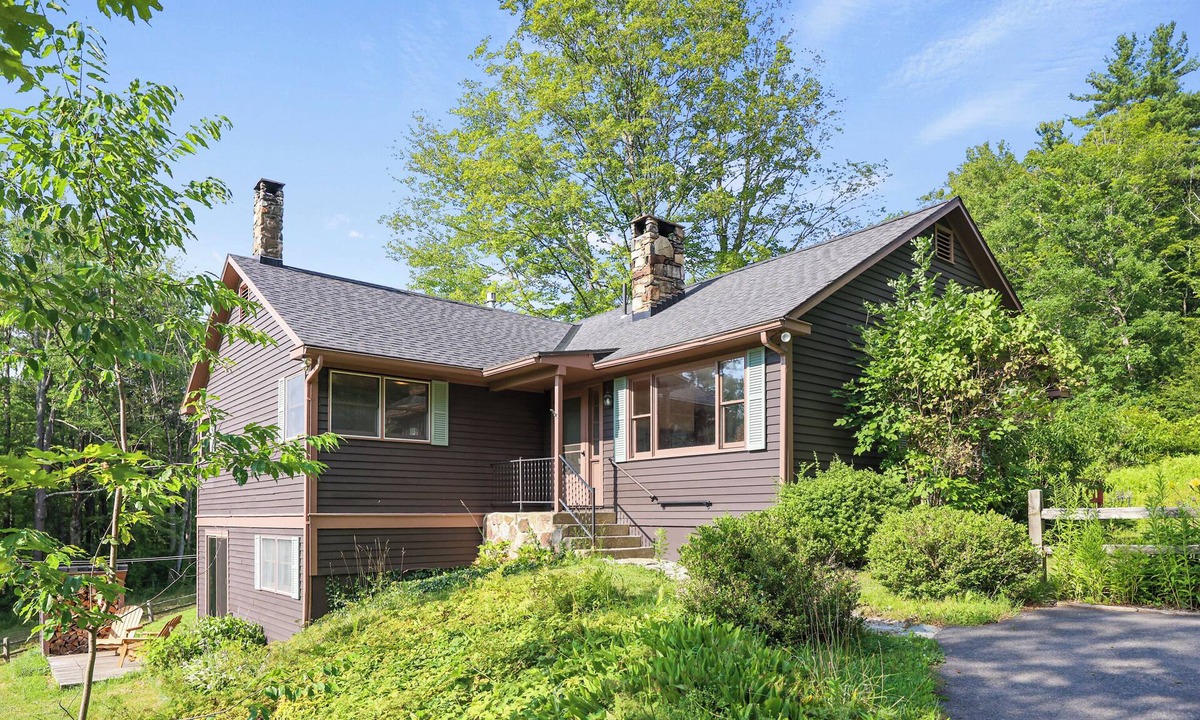 Richmond House | Classic New England 4-bedroom house with Yukon Ridge trail access