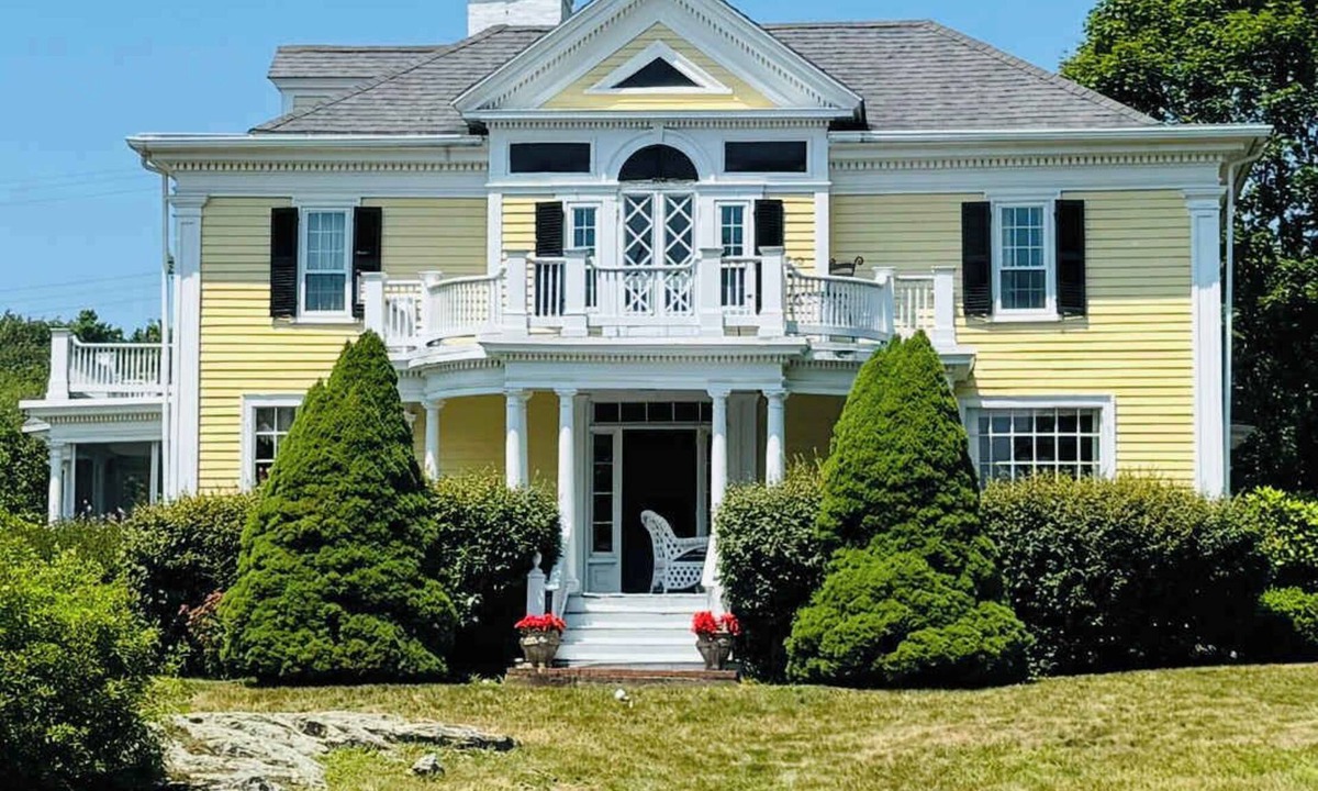 Cape Neddick House | Classic oceanview cottage