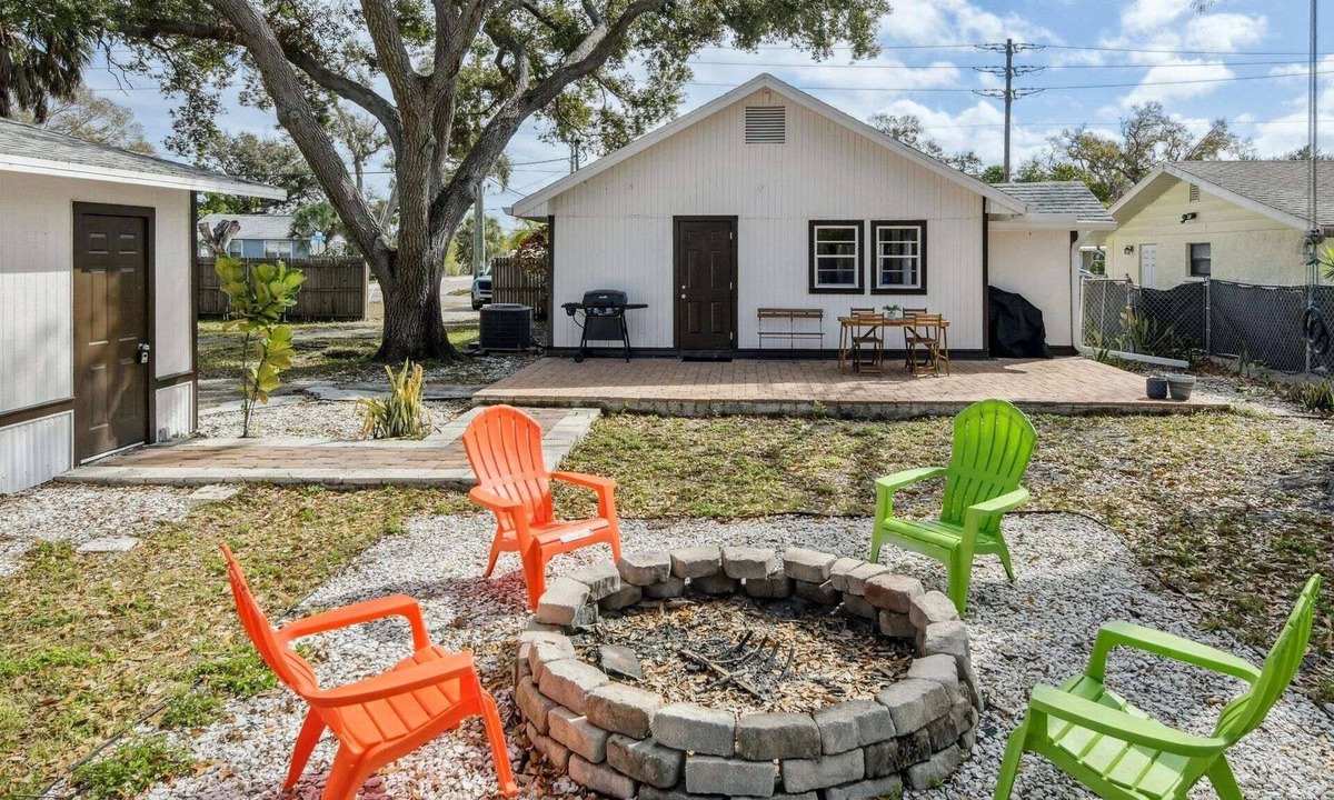 Palmetto House | Classic Old Palmetto Retreat - Fire Pit -Walk to Coffee