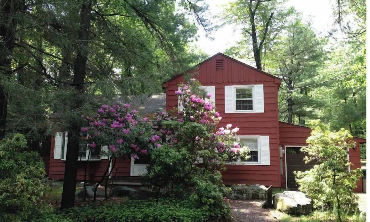 Lake Harmony Cottage | Classic Pocono Mountain Cottage in Split Rock